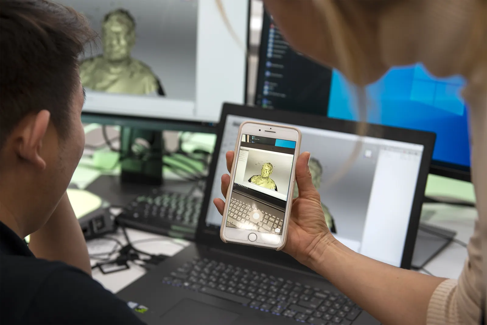 Студент, увлеченно работающий над 3D-моделью робота на мощном ноутбуке в STEM-лаборатории.