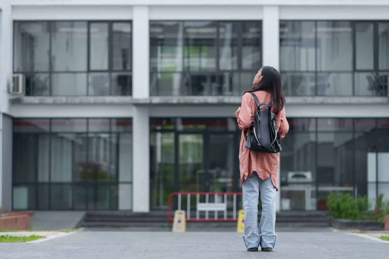 Студенты и преподаватели университета ведут оживленную дискуссию в инклюзивной среде кампуса