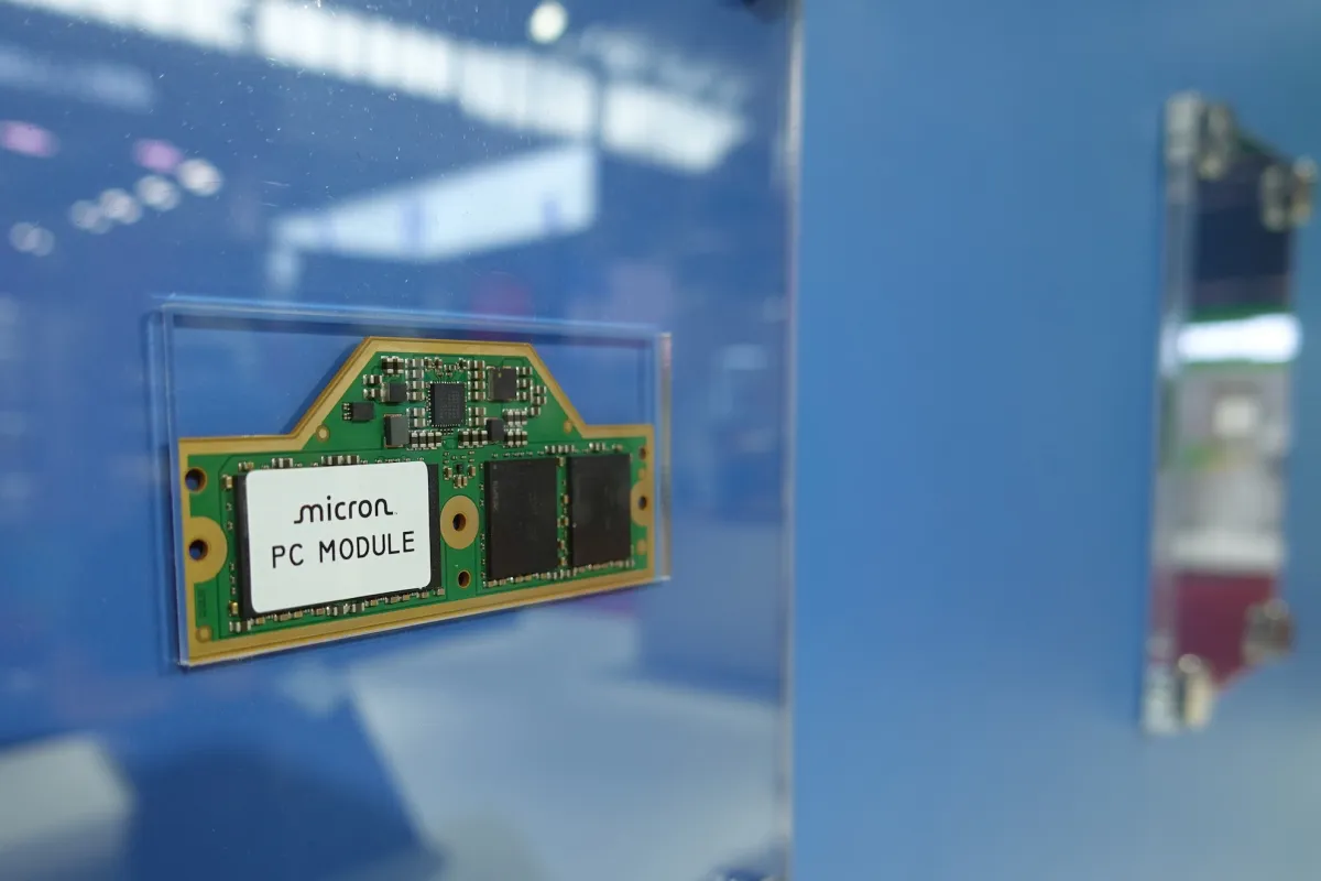 Производственные линии Micron, демонстрирующие процесс создания чипов памяти DRAM и NAND.