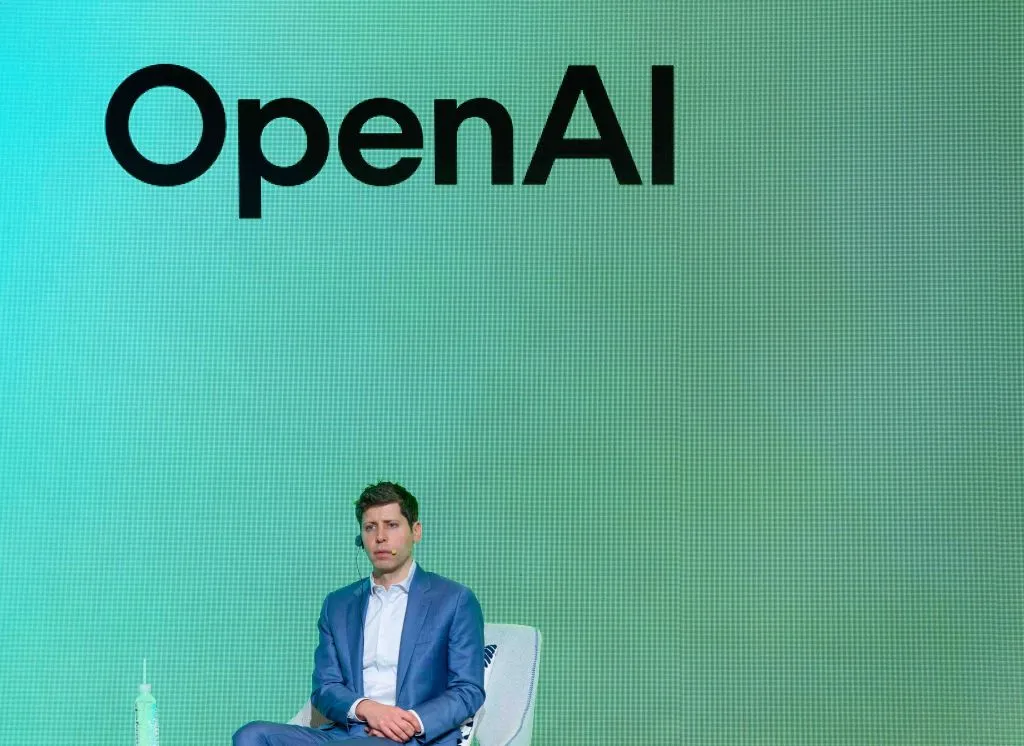 Логотипы OpenAI и Apple, расположенные рядом, с графическими элементами, указывающими на судебный спор.