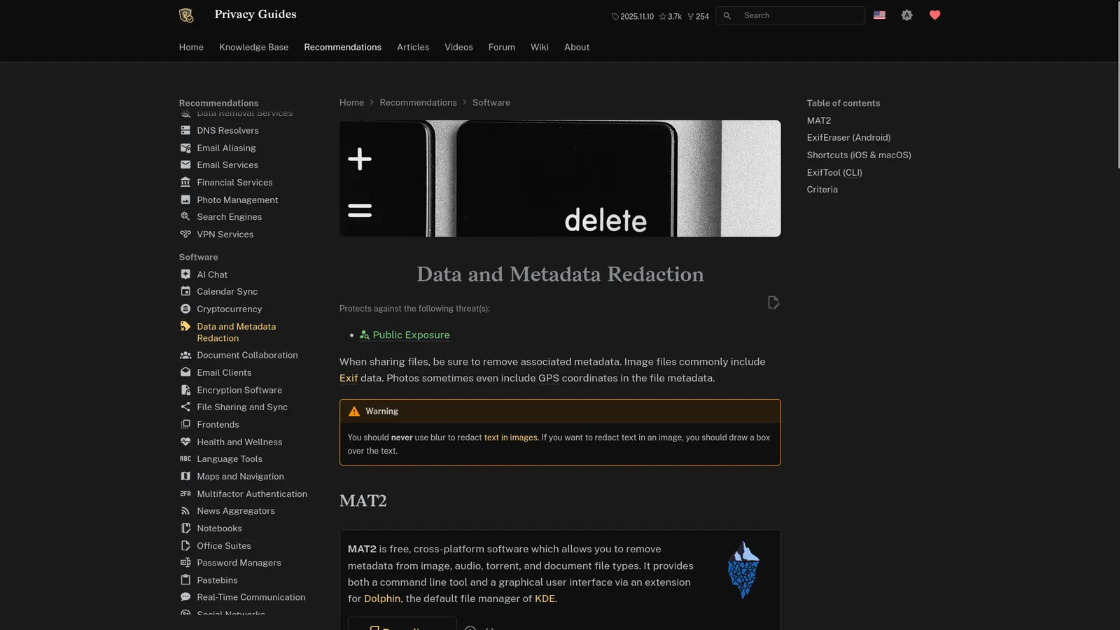 Человек, использующий смартфон с элементами интерфейса ИИ, на фоне пиксельной защиты данных