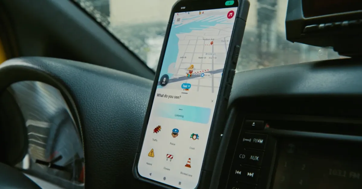Скриншот интерфейса приложения Waze с элементами искусственного интеллекта Gemini, отображающими голосовые команды и персонализированные маршруты.