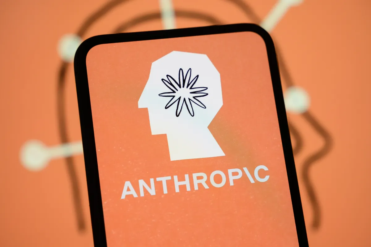 Интерьер офиса Anthropic с рабочими станциями и мониторами, отображающими интерфейсы ИИ-моделей