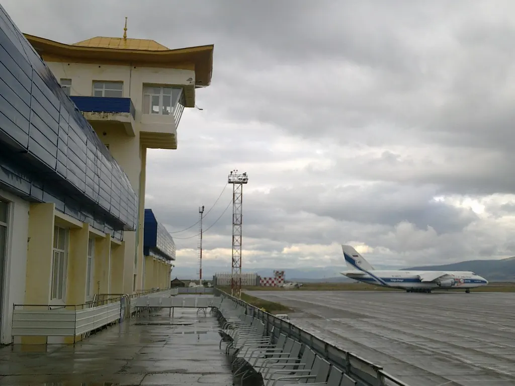 Международный аэропорт Перми Большое Савино, вид на здание аэровокзала и взлетно-посадочную полосу